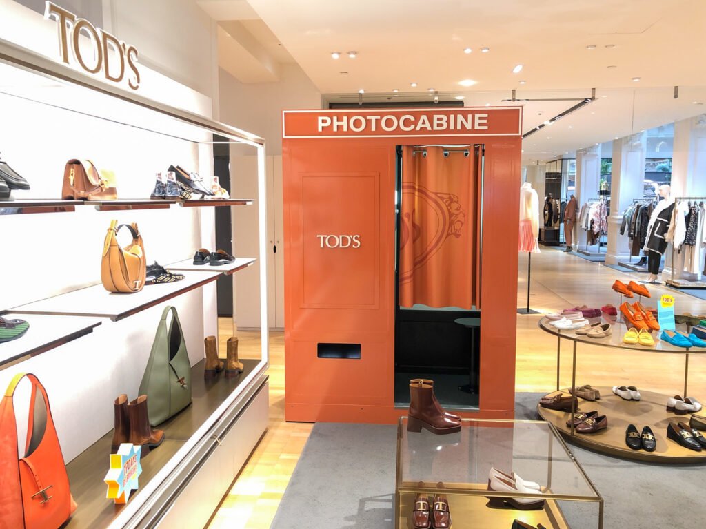 Location d'une cabine photo personnalisée pour une opération en grand magasin, ici pour Tod's au Bon Marché à Paris